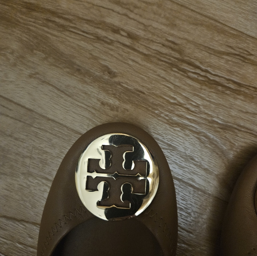 Tory Burch Travel Ballet Flats, Tan Leather with Gold Logo, Size 6 - Picture 7 of 7